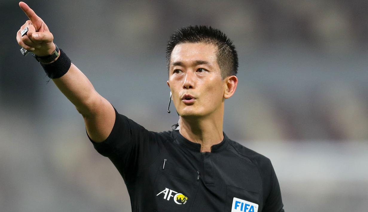 Wasit asal Korea Selatan, Ko Hyung-jin saat memimpin laga Grup A Liga Champions Asia antara Iran melawan Iraq yang berlangsung di Khalifa International Stadium, Doha, Qatar, 20 September 2020. Ko Hyung-jin ditunjuk oleh FIFA menjadi salah satu wasit dari AFC yang akan memimpin sejumlah laga di Piala Dunia U-17 2023 Indonesia. (AFP/Karim Jaafar)