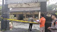 Kondisi Polsek Astanaanyar diduga rusak akibat bom bunuh diri. (Foto: Istimewa).