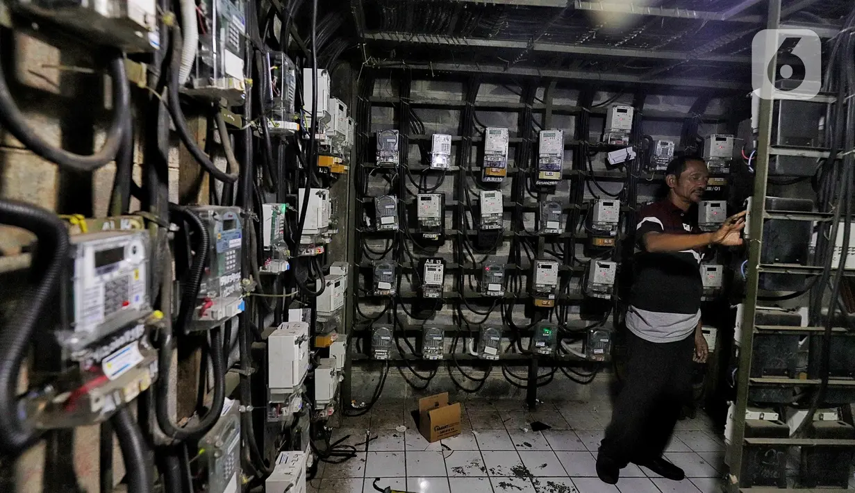 Pemerintah melalui Kementerian Energi dan Sumber Daya Mineral (ESDM) memastikan tidak akan ada kenaikan tarif tenaga listrik untuk periode April hingga Juni 2025. (Liputan6.com/Angga Yuniar)