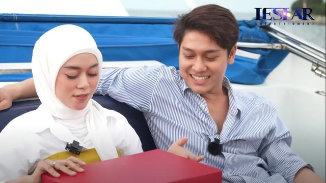 Momen romantis Lesti Kejora dan Rizky Billar di atas kapal baru. (Foto: Youtube/Leslar Entertainment)
