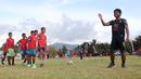 Ilham Udin Armaiyn memberi instruksi kepada sejumlah anak peserta coaching clinic. (Bola.com/Okie Prabhowo)