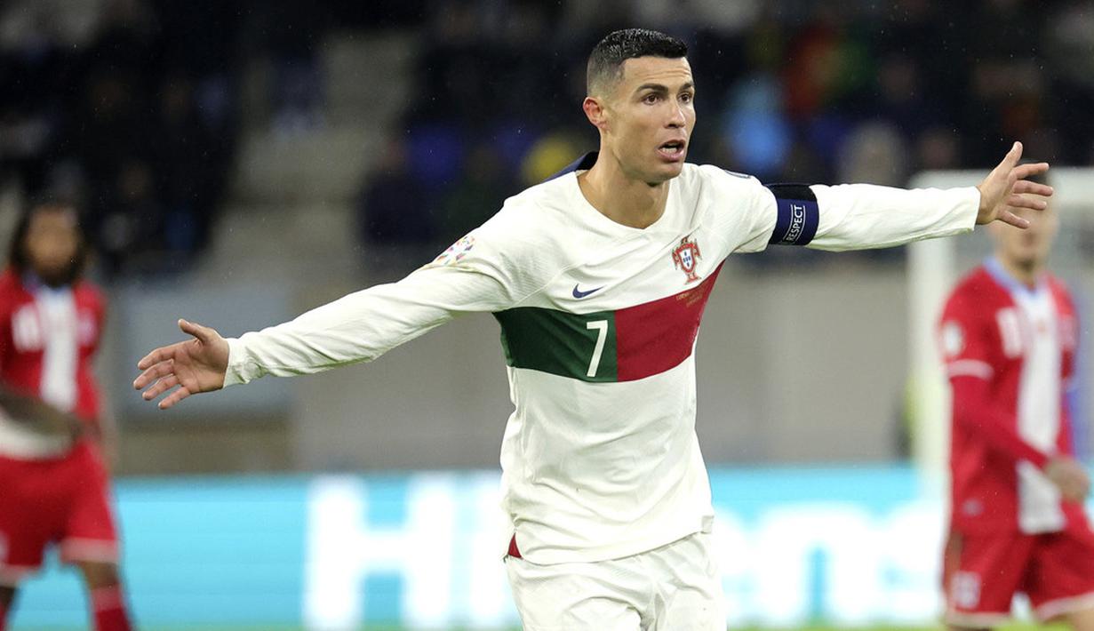 Pemain Portugal, Cristiano Ronaldo, melakukan selebrasi setelah mencetak gol ke gawang Luksemburg pada matchday kedua Grup J Kualifikasi Euro 2024 di Stadion Stade de Luxembourg, Senin (27/3/2023).  Dengan hasil ini, Portugal kukuh di puncak klasemen Grup J setelah mengoleksi enam poin dari dua pertandingan. (AP Photo/Olivier Matthys)