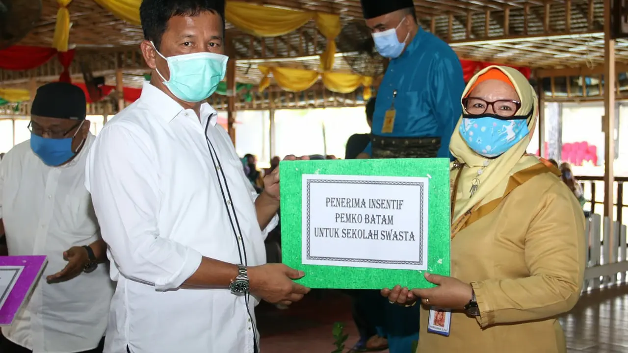 Wali Kota Batam, Muhammad Rudi, mencairkan insentif bagi guru swasta se-Kota Batam. (Foto: Liputan6.com/Ajang Nurdin)