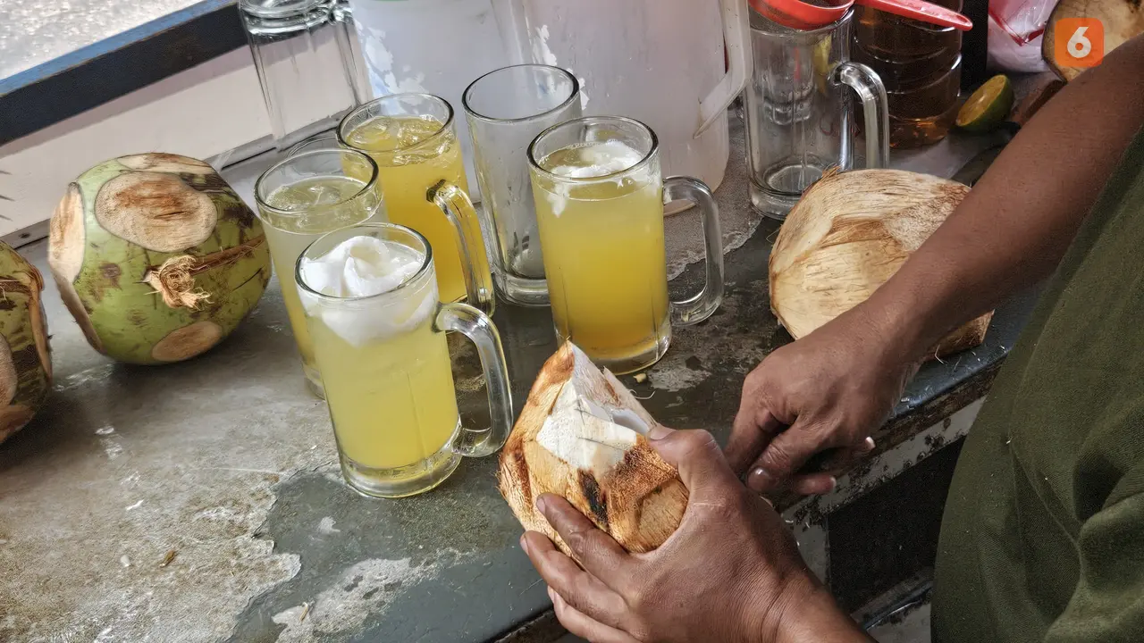 Coba 10 jus penurun kolesterol tinggi sebagai obat alami dalam diet harian Anda. Jus-jus ini membantu menurunkan kolesterol jahat dan mendukung kesehatan jantung secara alami. (Foto: Aditya Eka Prawira/Liputan6.com)