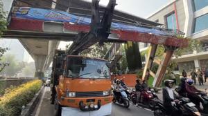 JPO Tendean Rusak, Sopir Truk Diduga Main HP