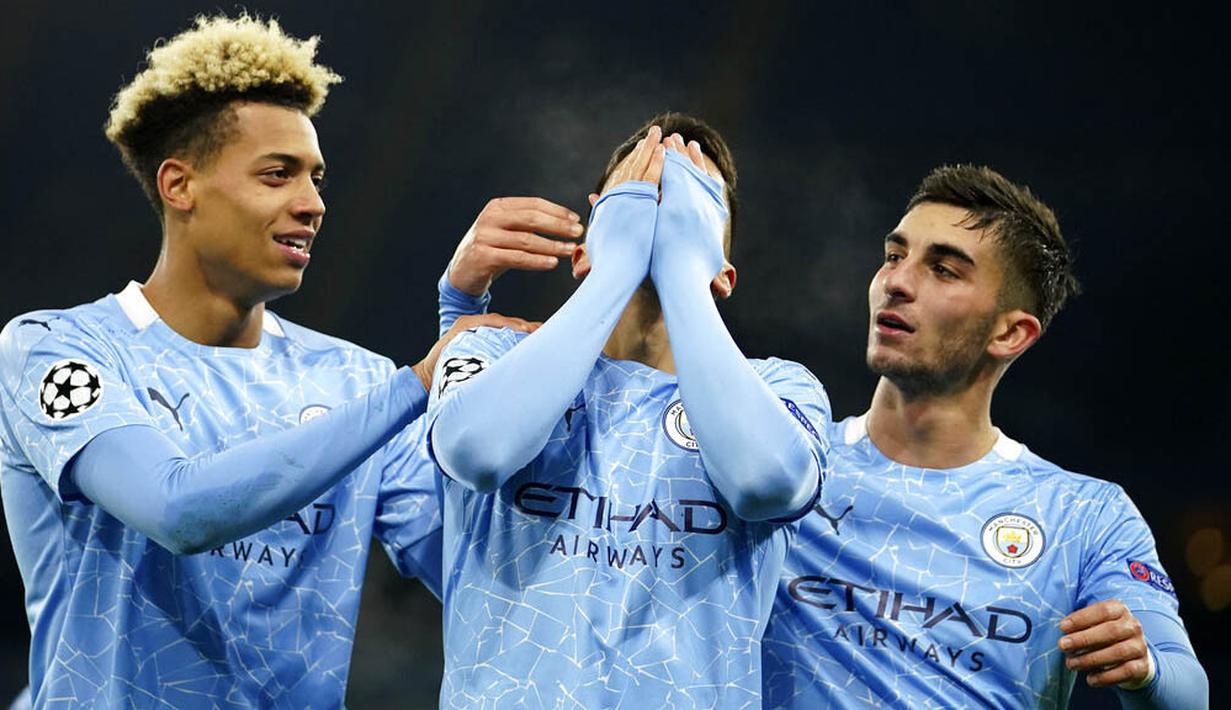 Bek Manchester City, Joao Cancelo, melakukan selebrasi usai mencetak gol ke gawang Olympiakos pada laga Liga Champions di Stadion Etihad, Rabu (4/11/2020). Manchester City menang dengan skor 3-0. (AP/Dave Thompson)
