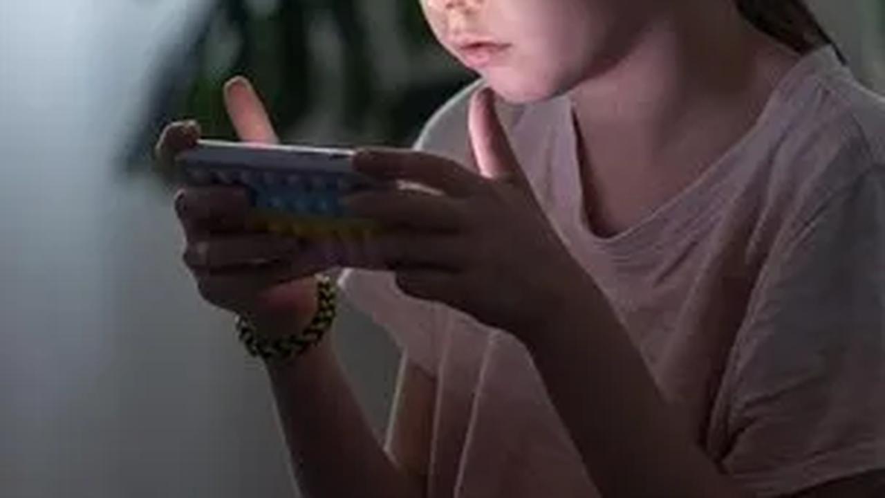 Dalam situasi ini, penting bagi orang tua untuk memahami konsekuensi dari terlalu banyak screen time pada anak-anak.