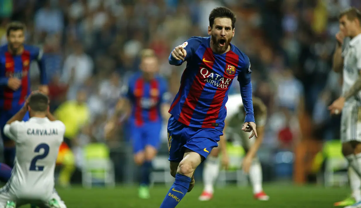 Bintang Barcelona, Lionel Messi, merayakan gol yang dicetaknya ke gawang Real Madrid pada laga La Liga Spanyol di Stadion Santiago Bernabeu, Madrid, Minggu (23/4/2017). (AFP/Oscar Del Pozo)