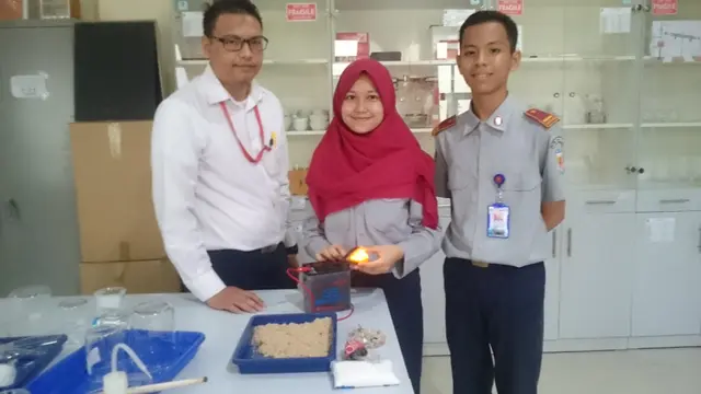 Kapuk dan kertas kardus jadi bahan air aki ramah kulit (Liputan6.com/Nefri Inge)