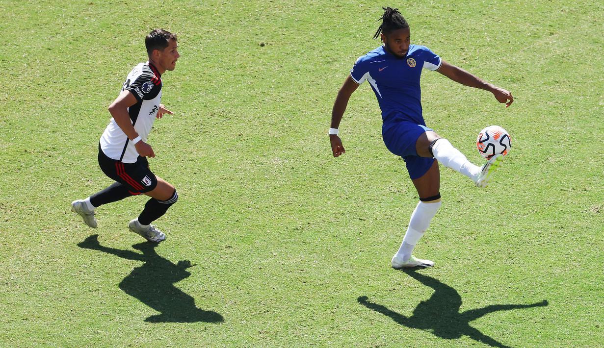 Para pemain Chelsea, Christopher Nkunku, berebut bola dari pemain Fulham, Sasa Lukic, pada laga Premier League Summer Series di FedEx Field di Maryland, Washington, Senin (31/7/2023). Chelsea menang dengan skor 2-0. (Photo by Patrick Smith / GETTY IMAGES NORTH AMERICA / Getty Images via AFP)