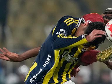 Pemain Galatasaray, Victor Osimhen (kanan) berebut bola dengan pemain Fenerbahce, Edson Alvarez dalam laga lanjutan Liga Super Turki 2025/2026 di Chobani Stadium, Istanbul, Turki, Senin (01/12/2025) waktu setempat. (AP Photo/Khalil Hamra)