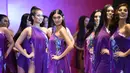 Para kontestan Miss Filipina berpose di atas catwalk saat konferensi pers di Quezon City, Manila (4/4). Sekitar 40 kandidat bersaing untuk mendapatkan gelar yang akan membuat mereka mewakili negara dalam kontes Miss Universe, yang saat ini diadakan oleh Catriona Gray Filipina. (AFP Photo/Ted Aljibe)