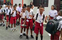 Bawa Kresek Besar, Potret Cerianya Anak di Kupang Masuk Sekolah Rakyat