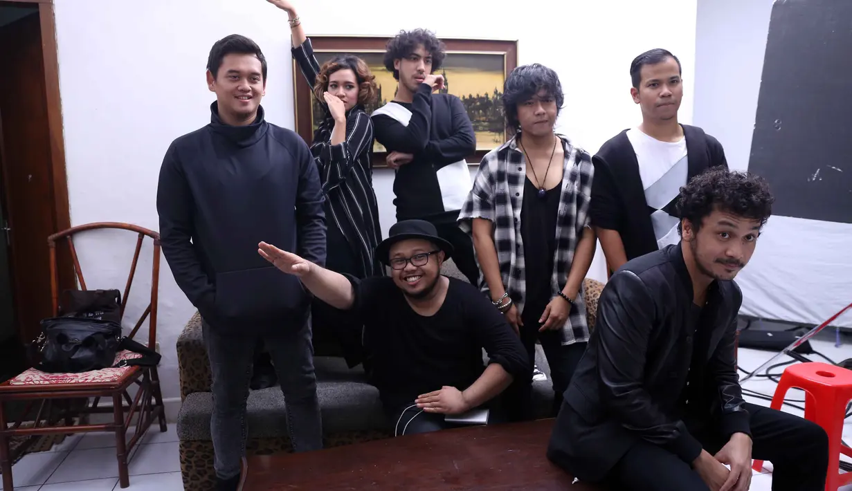 "Ini (Hancur Aku) lagu recycle ya. Ini lagu dari sebuah band dari Malaysia namanya Estrange. Kebetulan Nidji sm Estrange satu label dari Malaysia," ucap Giring, vokalis Nidji saat ditemui di sela-sela syuting. (Nurwahyunan/Bintang.com)
