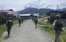 Patroli Humanis Satgas Damai Cartenz Bawa Kedamaian di Ilaga, Papua Tengah