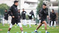 Pemain Timnas Indonesia, Marselino Ferdinan (kanan) dan Witan Sulaiman, melakukan pemanasan saat mengikuti pemusatan latihan di Turki, Kamis (21/12/2023). (Dok. PSSI)