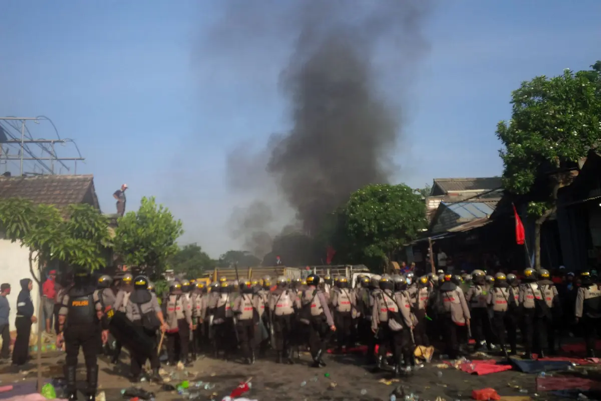 Eksekusi Cinderella, Ribuan Buruh dan Aparat Bentrok