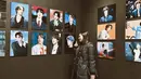 Di HiKR GROUND, banyak memajang foto dari Jin BTS dan segala pernak-pernik yang berhubungan dengannya. Dea banyak mengabadikan momen di dekat foto Jin dengan ekspreasi yang berbahagia. Selain mengunjungi tempat tersebut, Dea saat ini tengah menikmati tempat-tempat indah di Negeri Gingseng. (Liputan6.com/IG/@deaaannisa)