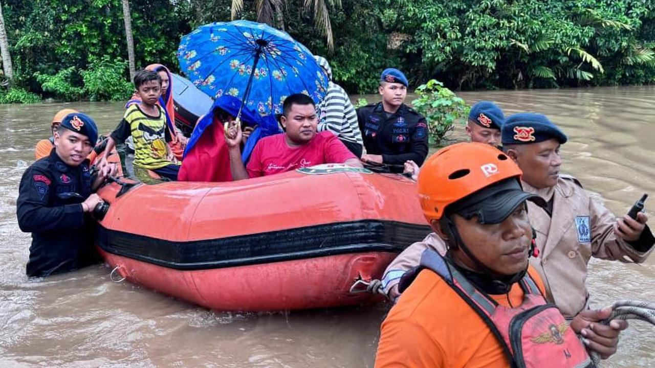 FOTO: Aksi Sigap Brimob Polda Bali Saat Evakuasi Korban Banjir Bali