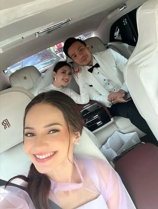 Di hari bahagia itu, aktris Jessica Mila tampil anggun dalam balutan gaun lace berwarna putih rancangan desainer kenamaan, Yefta Gunawan. [IG/enzystoria].