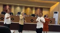 Saat DPR RI tengah sibuk mengebut revisi UU Pilkada, di Gedung DPRD Tuban anggota dewan malah asyik berjoget. (Liputan6.com/ Ahmad Adirin)