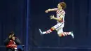 Gelandang Kroasia, Luka Modric, melakukan selebrasi usai mencetak gol ke gawang Yunani pada laga leg pertama playoff Piala Dunia 2018 di Stadion Maksimir, Kamis (9/11/2017). Kroasia menang 4-1 atas Yunani. (AP/Darko Bandic)
