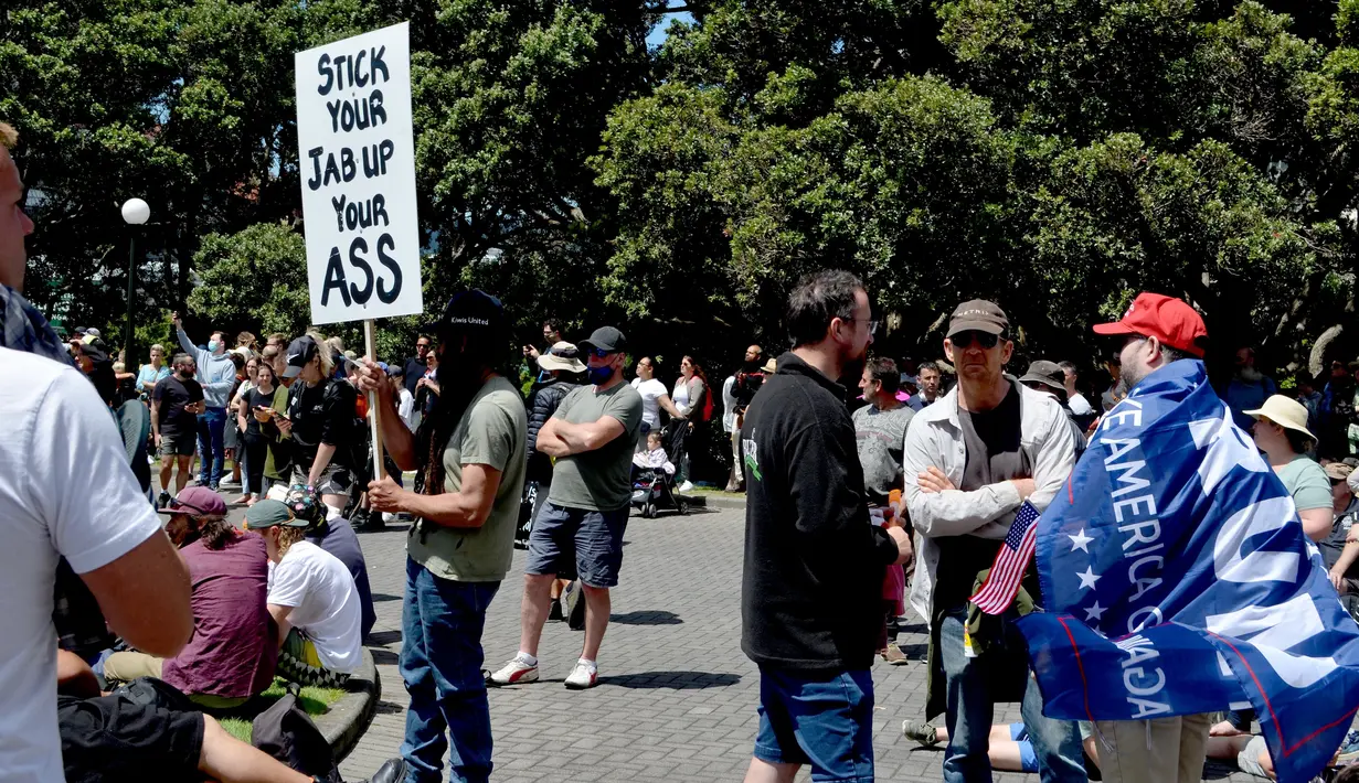 Para pengunjuk rasa menggelar demonstrasi di luar gedung Parlemen Selandia Baru, di Wellington, Selasa (9/11/2021). Ribuan warga Selandia Baru berdemonstrasi memprotes kebijakan vaksin covid-19 dan penguncian (lockdown) yang diterapkan negara itu. (Neil SANDS / AFP)