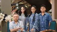 Lihat di sini gaya sarimbit keluarga ala Ashanty dan Kris Dayanti. [@ashanty_ash/@krisdayantilemos].
