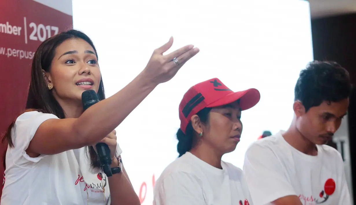 Di samping itu, Adinia bercerita soal kegiatannya sehari-hari yang masih memiliki minat membaca meski sibuk dengan urusan syutingnya. Diakuinya, ia lebih senang membaca buku ketimbang gadget yang kian merebak. (Nurwahyunan/Bintang.com)