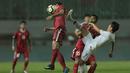Aksi pemain Timnas Indonesia, Ricky Fajrin (kiri) menghalau bola dari pemain Korea Selatan U-23 pada laga uji coba di Stadion Pakansari, Bogor, (23/6/2018).  Indonesia U-23 kalah 1-2 dari Korea U-23. (Bola.com/Nick Hanoatubun)