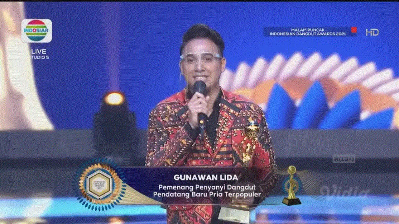 Gunawan LIDA raih penghargaan Penyanyi Dangdut Pendatang Baru Pria Terpopuler Indonesia Dangdut Awards 2021