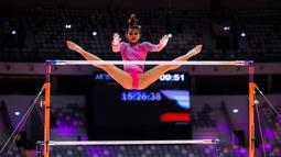 Pesenam putri Indonesia, Alarice Mallica Prakoso melakukan podium training nomor palang bertingkat jelang Kejuaraan Dunia Gimnastik 2025 di Indonesia Arena, Senayan, Jakarta, Sabtu (18/10/2025). (Bola.com/Bagaskara Lazuardi)