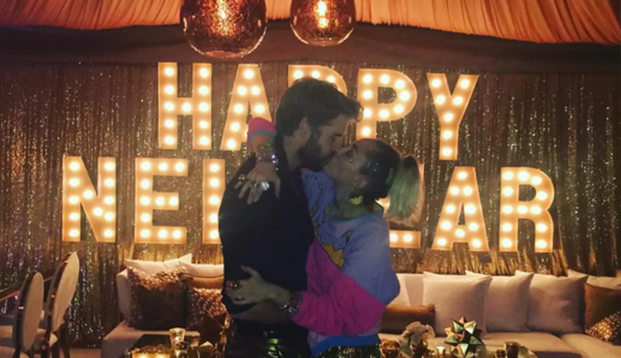 Setelah berpesta merayakan Natal, kini Miley Cyrus kembali berpesta merayakan kedatangan tahun 2017. Terlihat merayakan bersama keluarganya dan keluarga Liam Hemsworth, dikabarkan keduanya menikah dengan diam-diam. (Instagram/mileycyrus)