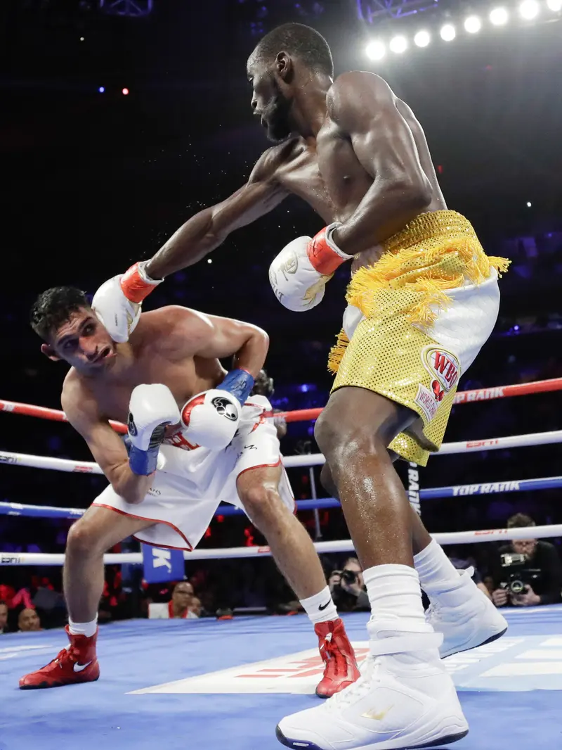 Amir Khan Menyerah, Terence Crawford Menang TKO