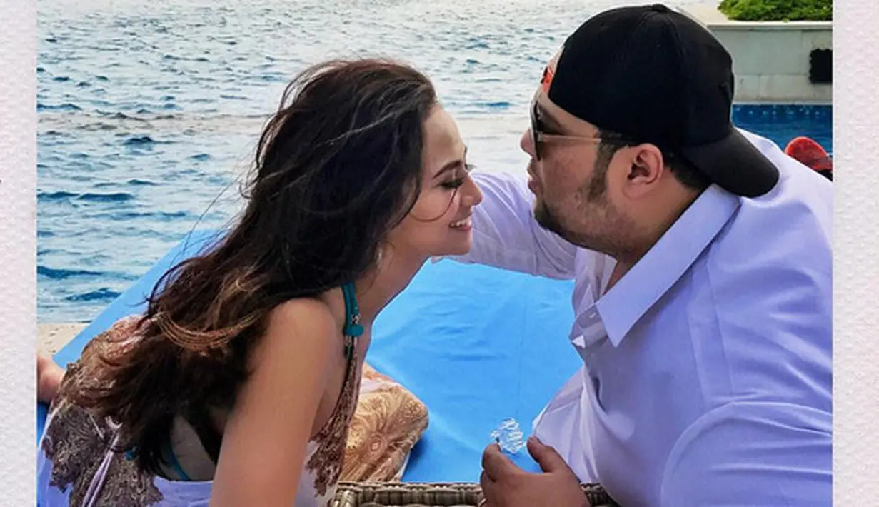 Dalam foto ini, keduanya begitu mesra. Didi dan Vanessa berada di tepi kolam renang. Lagi-lagi mereka sepertinya sedang berlibur dan menghabiskan waktu bersama-sama. (Instagram/vanessaangelofficial)