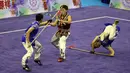 Atlet Wushu Asal Thailand, beraksi saat kelas duel pada Kejuaraan Dunia Wushu 2015 di Istora, Senayan, Jakarta, Selasa (17//11/2015). (Bola.com/Nicklas Hanoatubun)