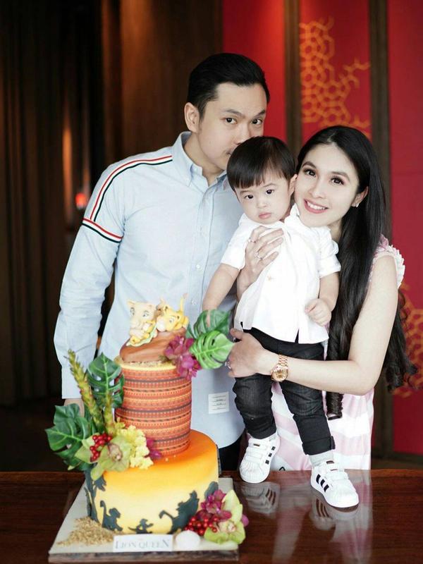 Sandra Dewi dan keluarga. (Sumber: Instagram @sandradewi88)