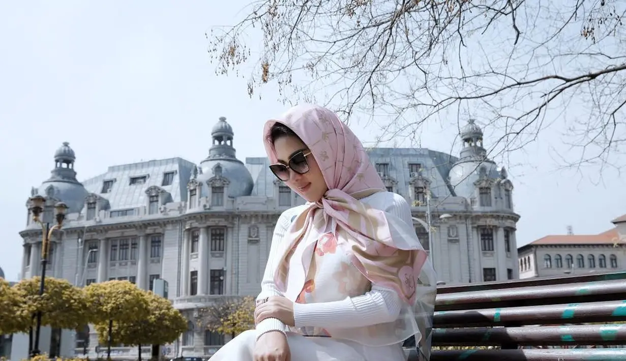 Bukan kali ini saja Syahrini mengungkapkan penghasilannya, lantaran masih ada yang belum puas, maka ia kembali mengungkapkannya. Manajer Syahrini, Aisyahrani bicara blak-blakan pendapatan di dapat Syahrini. (Instagram/princessyahrini)