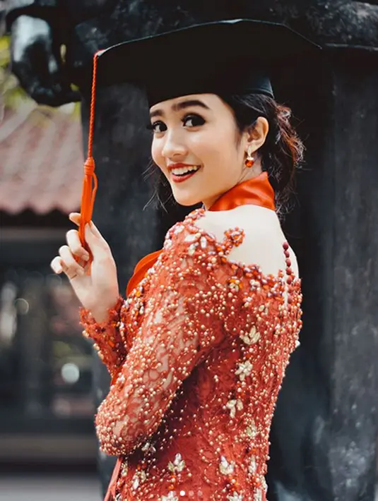 “Masih tak percaya bahwa sekarang aku sudah resmi lulus dari kampus impianku. Aku teringat hari di mana setiap orang bertanya “mau kuliah dimana?” dan aku selalu menjawab, Fakultas Hukum Universitas Indonesia,” tulis Febby. (Instagram/febbyrastanty)