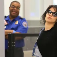 Camila Cabello melakukan keisengan di airport. Tahu dirinya dipotret paparazzi, Camila malah berpose kocak dan bikin ngakak. (Splash News/Cosmopolitan)
