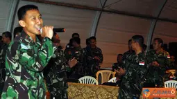 Citizen6, Lebanon: Perwakilan kompi maupun markas batalyon menunjukkan kebolehan olah vokal di malam inaugurasi. (Pengirim: Badarudin Bakri Badar)