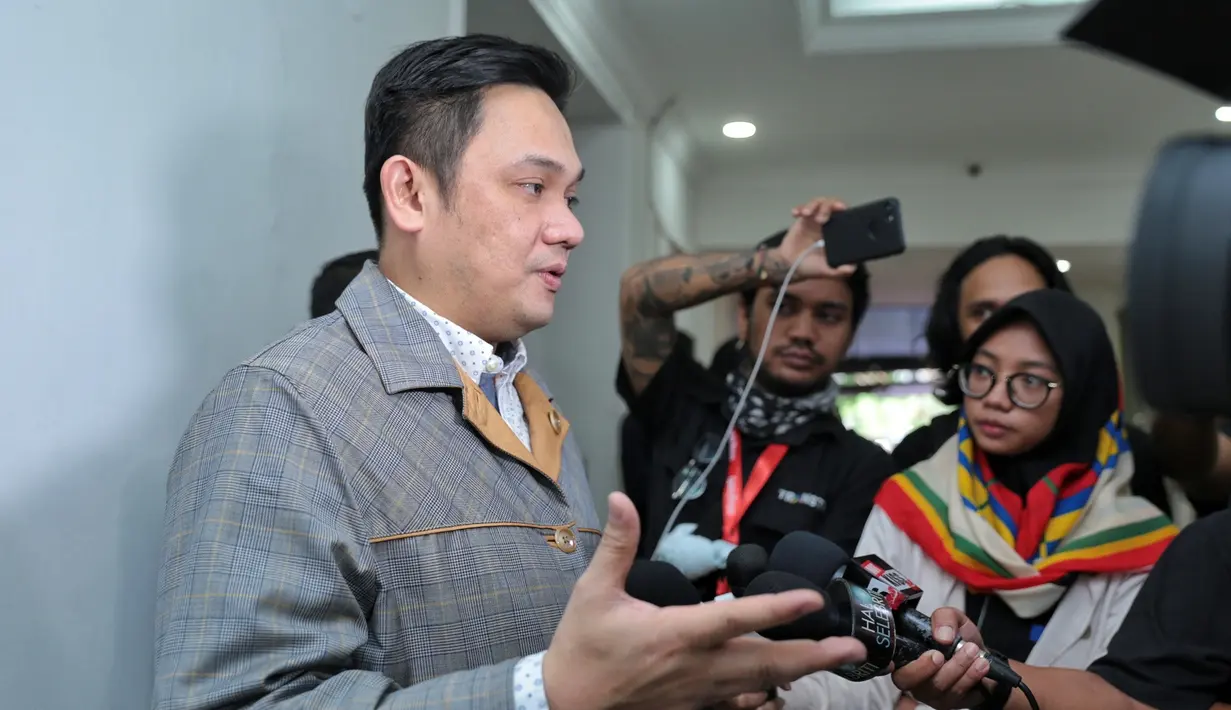 "Ya itu hak-haknya dia, kalau masa saya sudah lewat. Semua agama kan mengajarkan kesederhanaan," tandas Farhat Abbas. (Adrian Putra/Bintang.com)