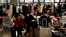 Sejumlah penumpang mengantre di stasiun kereta api Beijing Barat di Beijing, Kamis (27/1/2022). Tahun Baru Imlek 2022 yang jatuh pada 1 Februari mendatang akan jadi tahun shio macan. (AFP/Noel Celis)