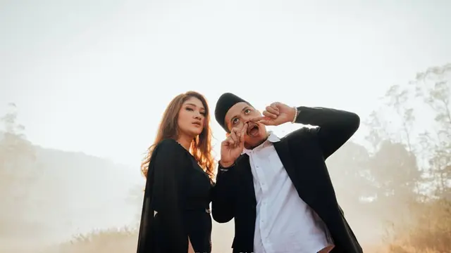 6 Potret Gaya Kocak Tretan Muslim Saat Preweding