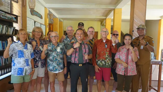 Komandan Kodim 1309/Manado Kolonel Inf Himawan Teddy Laksono SIKom MTr (Han), Senin (2/10/2023), foto bersama para turis asing serta pendeta di Pulau Bunaken. (Foto: Yoseph Ikanubun/Liputan6.com)