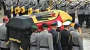 Tentara membawa peti jenazah mantan Kanselir Jerman Helmut Kohl saat upacara resmi militer usai requiem di katedral Speyer, Jerman (1/7). Helmut Kohl adalah kanselir Jerman terlama abad ke-20. (Boris Roessler / dpa via AP)