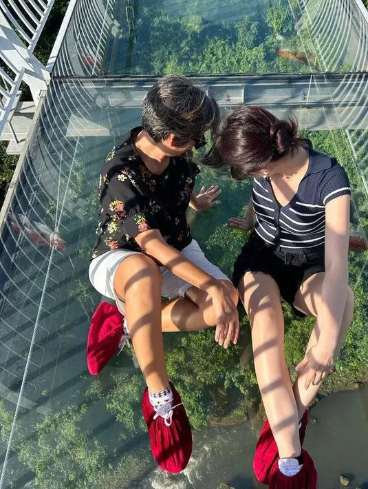 Salah satu potret bikin netizen salah paham memperlihatkan Natasha Wilona berpose dengan sang mama sambil membuang muka dari kamera.