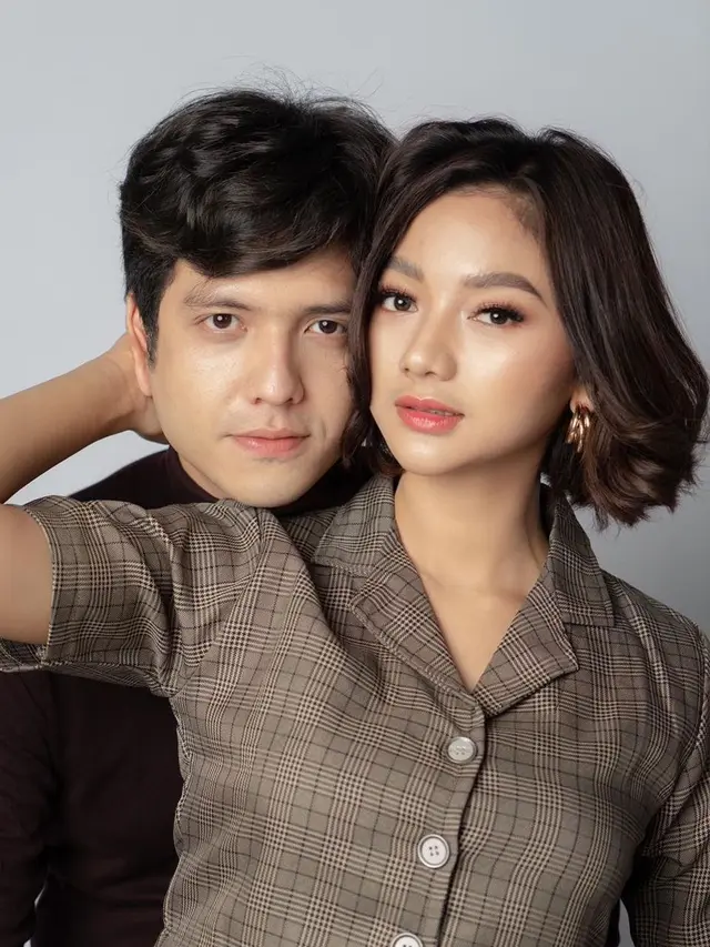 Gaya Pemotretan Glenca Chysara dan Rendi Jhon, Didoakan Berjodoh. (Sumber: Instagram/glencachysaraofficial dan Instagram/rendijhonpratama)