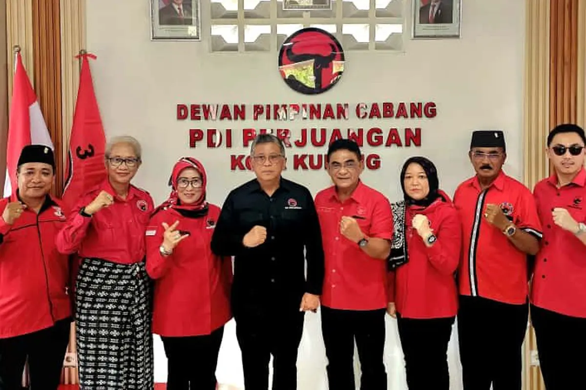 Sekretaris Jenderal DPP PDI Perjuangan (PDIP) Hasto Kristiyanto Bersama jajaran DPP lainnya menghadiri soft opening Kantor DPC PDIP di Kota Kupang yang terletak di wilayah Alak.