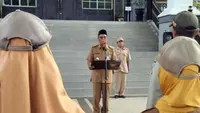 Lama dicari-cari KPK usai OTT di Kalsel, Gubernur Sahbirin Noor tiba-tiba nongol memimpin upacara ASN di Kantor Gubernur Jalsel, Kota Banjarbaru, Senin (11/11/2024). (Liputan6.com/ Dok Ist Adpim Kalsel)